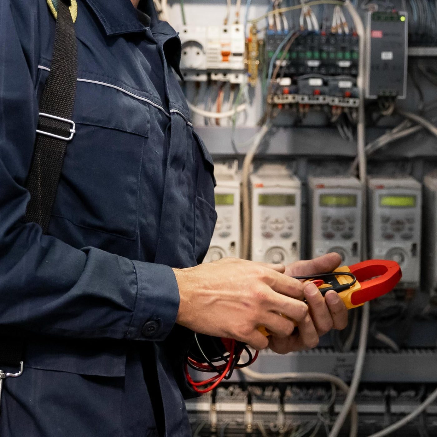 Electrician engineer checks electrical circuit in control panel for high current and voltage, starting and commissioning relays for industrial production. SSUCv3H4sIAAAAAAAACpyRz27DIAzG75P2DhHnRsqfpWn2KtUODjgNKoUKyKap6rvPQKg474Z/tj/7M4/3t6piMzjJ2Wf1CBHFUqnNeQteGk24OezcohZoS4JCemMlqBLO4Pmq4YYE9aZUwM+YZM6D3xy6MGxHHDxeSCPBl0Ta6JziKidikjooxdihYG6bI8soif+rMz2+shu4oOa/ceHCiEWFkIycUym7/ni0t9IabEKawtW34aBCQV8o3a3kUl+KNuPXeOXcxs2mvQ0rvDZnypg7zCqceCFNzHwF56hcZF4M4vSn5lbM0cZHA7sqE/QTIWz7rj8dj93UT8M0NkM37gXp91ZJOnGdLEQxv0pRWpdhA8bnoW06vtTNPPL6Y2pEDSMuNTYDLD0/da040uGffwAAAP//AwAxL06XhwIAAA==